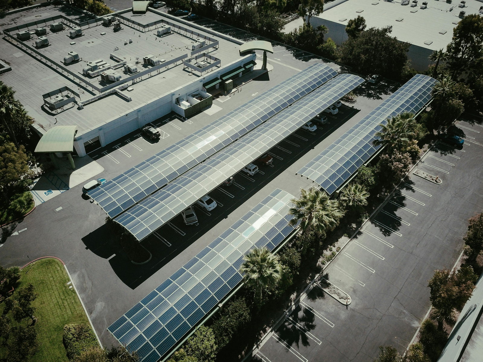 Ombrière de parking photovoltaïque — CoolSun Energie installations pour professionnels